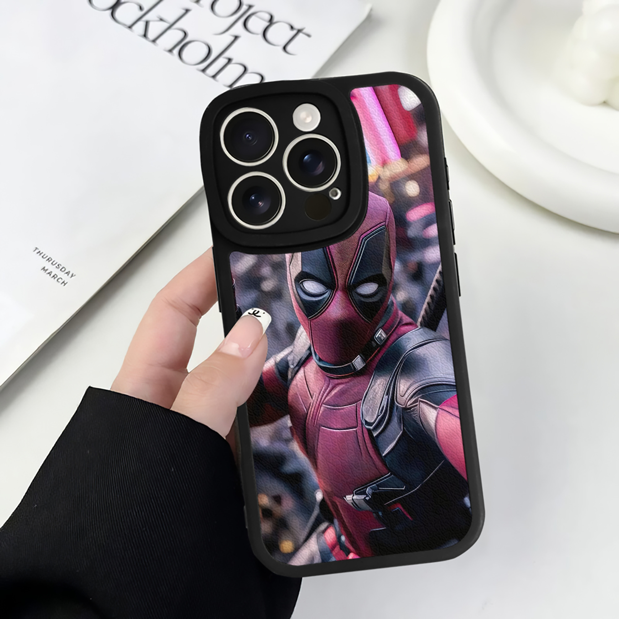 （画像用） Deadpool デッドプール 【iPhone 16シリーズ対応】シリコンスマホケース（レザー調） 材質：シリコン